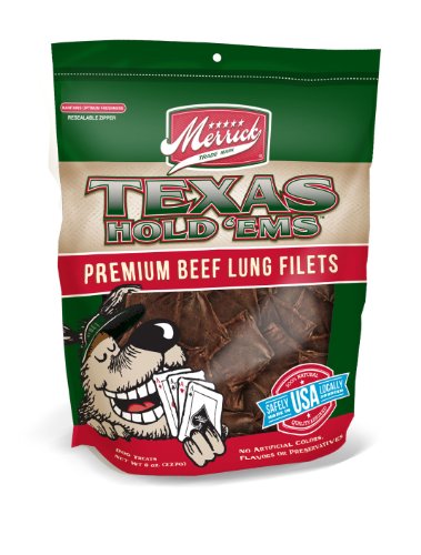 Merrick Texas tient les friandises pour chiens d'Em