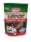Merrick Texas tient les friandises pour chiens d'Em