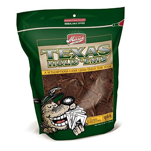 Merrick Texas tient les friandises pour chiens d'Em